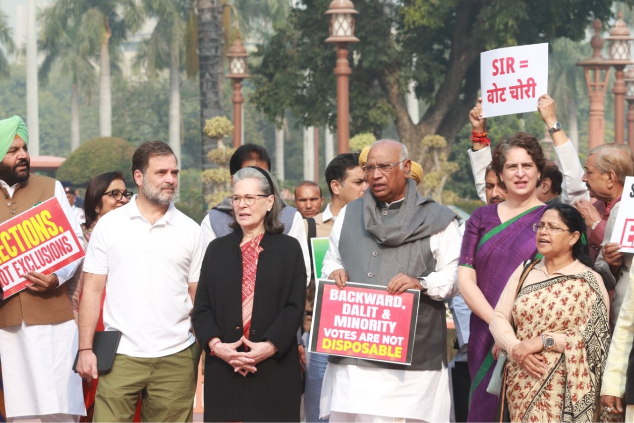 Oppn stages protest in Parliament premises, Rahul and Priyanka lead charge over SIR