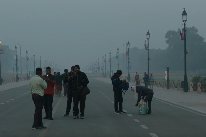 Delhi's air quality sees slight improvement with AQI at 300
