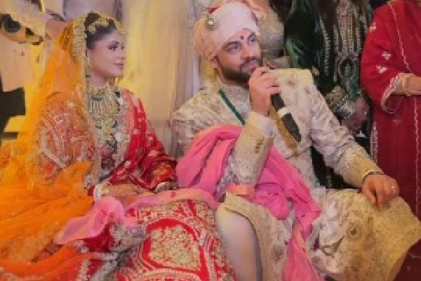 Groom adds funny 8th vow at wedding ceremony