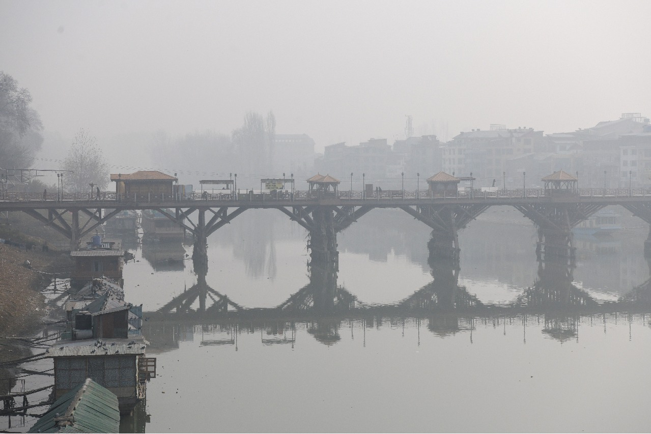 Intense cold wave continues in Kashmir; no forecast for snowfall