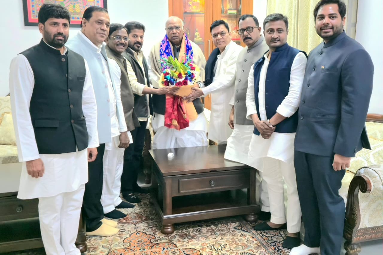 Telangana CM meets Kharge, Priyanka Gandhi, briefs them on Global Summit