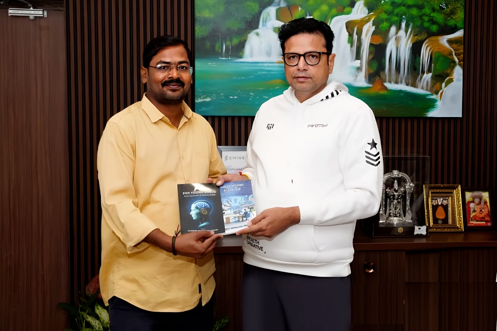 ఏఐ పుస్తకాల రచయిత స్వామి ముద్దం కు మంత్రి శ్రీధర్ బాబు అభినందనలు