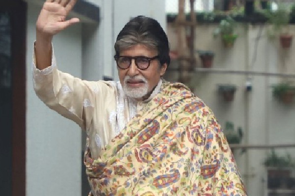 Amitabh Bachchan apologises for late blog response; reveals was working till 5:30 AM