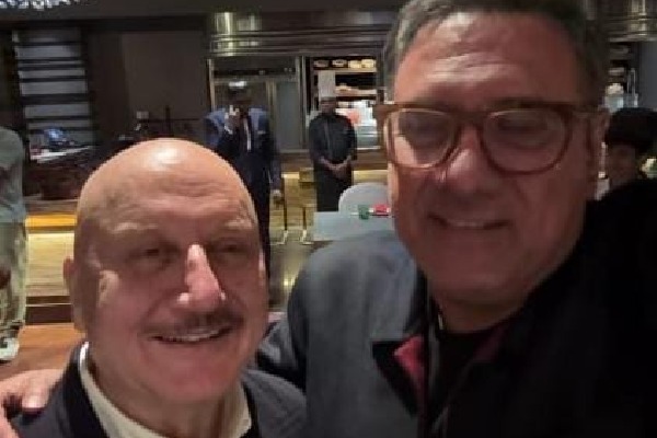 Anupam Kher & Boman Irani recreate some fond memories ahead of 'Khosla Ka Ghosla 2'