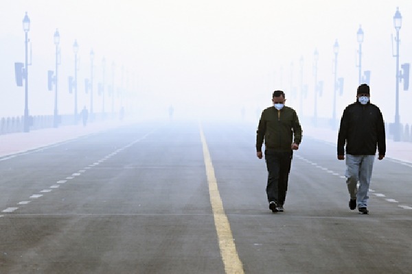 Delhi chokes under hazardous smog as air quality worsens; visibility low