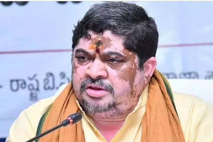 గ్యాస్, పెట్రోల్ కొరతకు కేంద్రానిదే బాధ్యత... సామాన్యులు ఇబ్బంది పడుతున్నారు: పొన్నం ప్రభాకర్