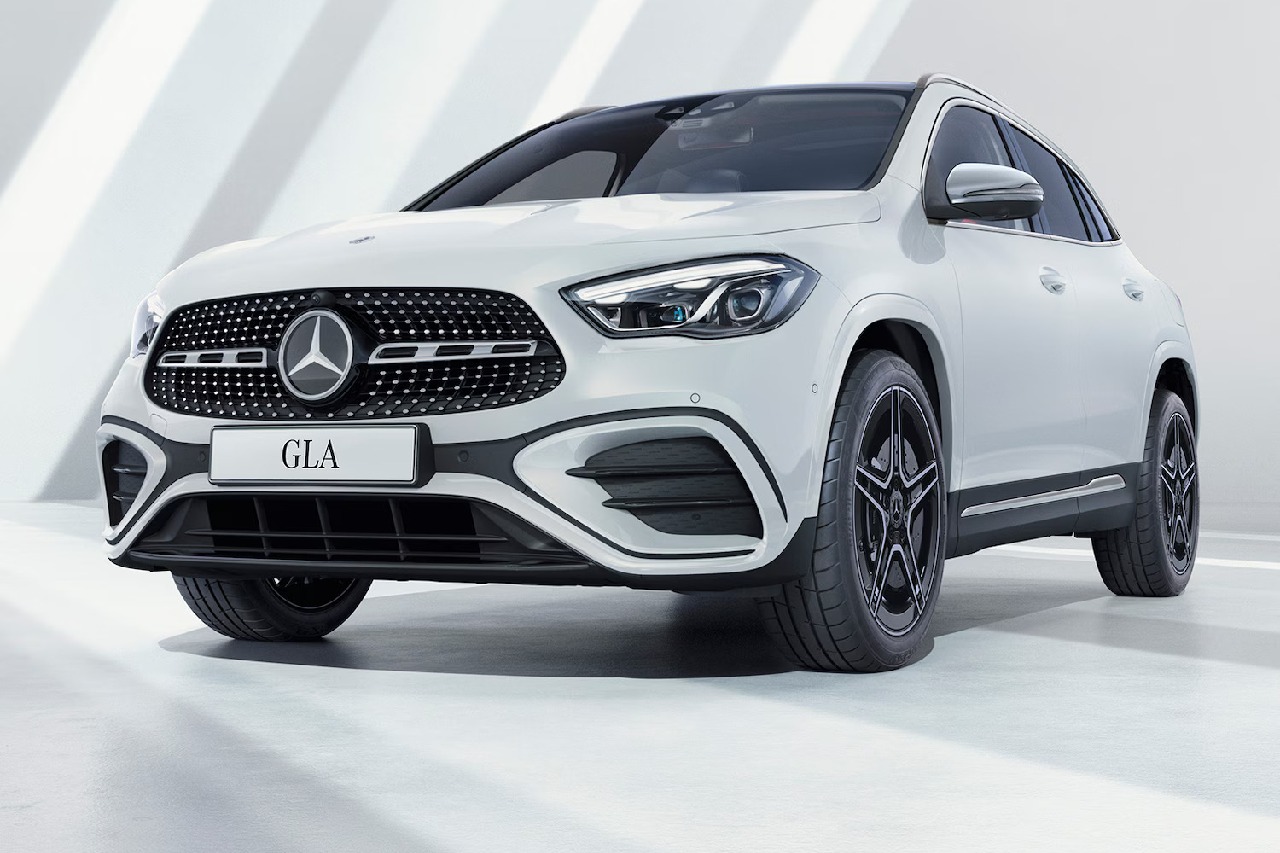 ఆడి బాటలోనే మెర్సిడెస్ బెంజ్... భారత్ లో పెరగనున్న కార్ల ధరలు