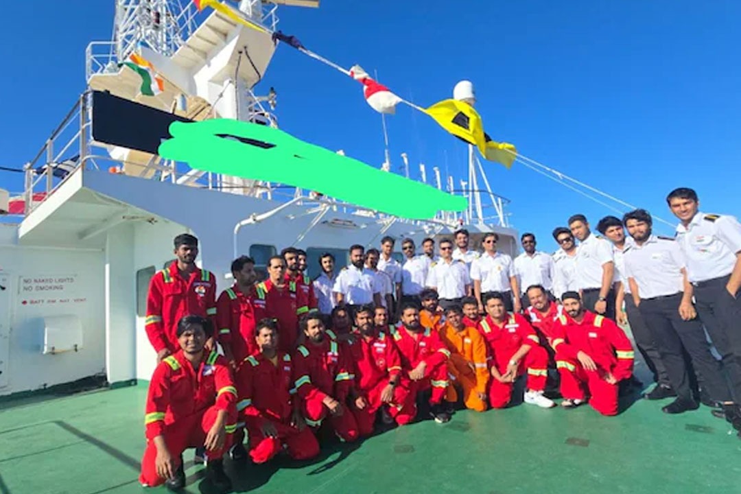 హర్మూజ్ జలసంధిలో టెన్షన్.. క్షిపణుల మధ్య చిక్కుకున్న 34 మంది భారత నావికులు!