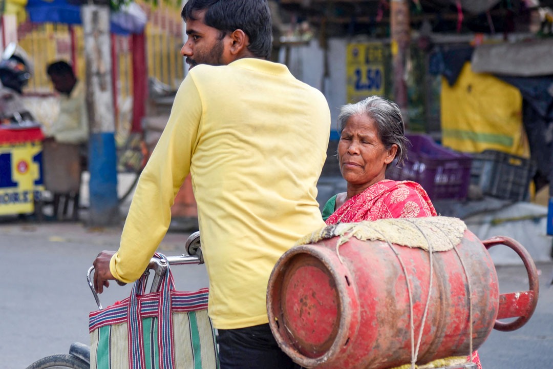 పెట్రోల్, డీజిల్‌కు లేని చిక్కులు ఎల్‌పీజీకే ఎందుకు?
