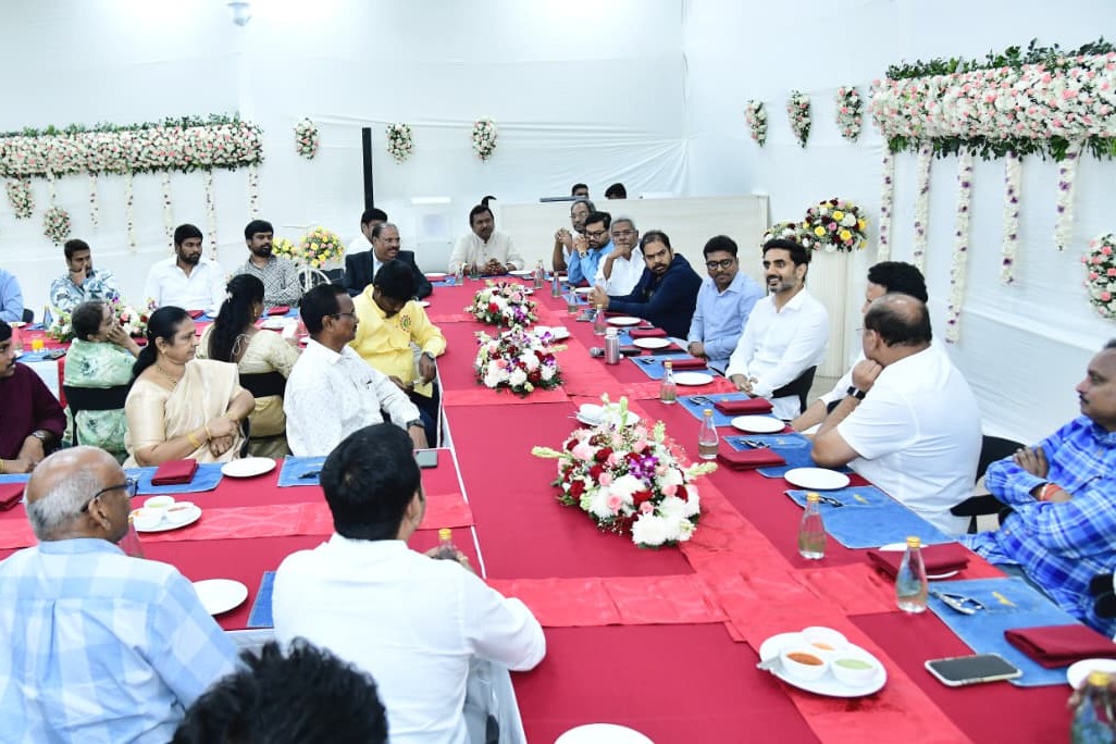 పొట్టి శ్రీరాములు ట్రస్ట్ సభ్యులకు నారా లోకేశ్ ఆత్మీయ విందు... ఫొటోలు ఇవిగో!