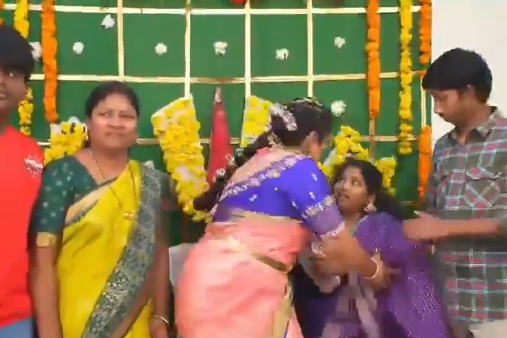 గృహ ప్రవేశానికి హాజరై.. ఫొటో దిగుతూనే కుప్పకూలిన మహిళ