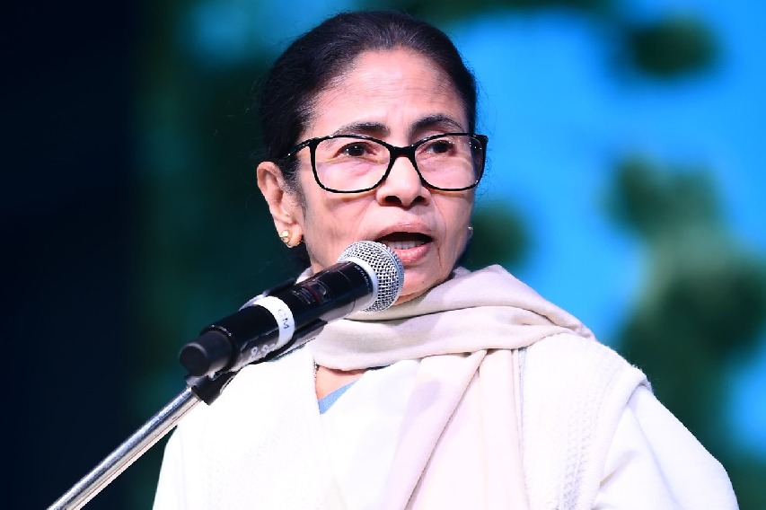 ఏమిటీ అర్ధరాత్రి బదిలీలు...? కేంద్ర ఎన్నికల సంఘంపై మమత ఆగ్రహం