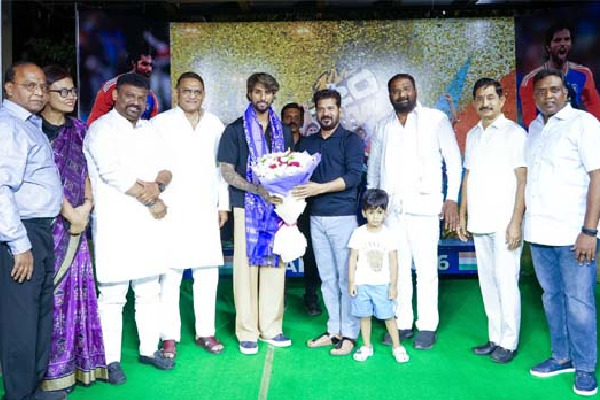 సీఎం రేవంత్ రెడ్డిని కలిసిన టీమిండియా క్రికెటర్ తిలక్ వర్మ