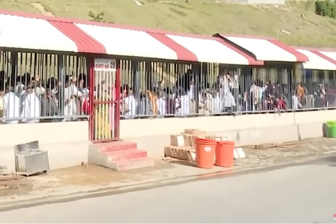 శ్రీవారి సర్వదర్శనానికి 18 గంటల సమయం.. శిలాతోరణం వరకు క్యూలైన్లు