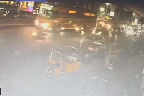 కూకట్‌పల్లిలో భారీ దోపిడీ.. కళ్లలో కారం చల్లి రూ. కోటి అపహరణ