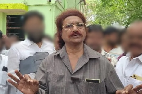 గుడివాడలోని మాజీ మంత్రి కఠారి ఈశ్వర్ ఇంట్లో భారీ చోరీ