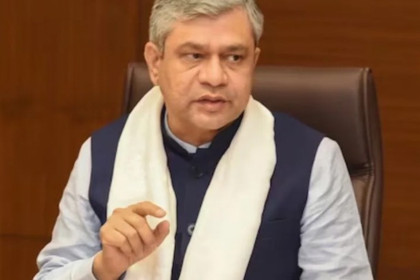 విశాఖ రైల్వే జోన్ కార్యకలాపాలపై అశ్వినీ వైష్ణవ్ కీలక ప్రకటన