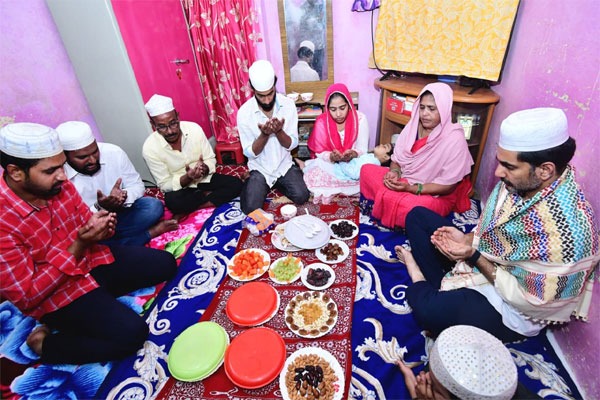 జోరువానలో పేద ముస్లిం ఇంటికి మంత్రి లోకేశ్‌... అక్కడే ఇఫ్తార్ విందు