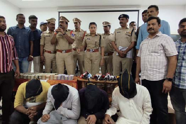 కూకట్‌పల్లిలో కోటి రూపాయల దోపిడీ కేసును ఛేదించిన పోలీసులు