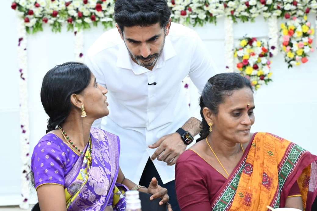 దివ్యాంగులతో కలిసి భోజనం చేసిన మంత్రి నారా లోకేశ్