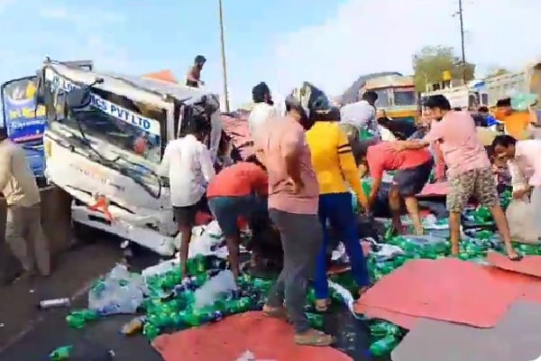 డ్రైవర్ ప్రాణాల కంటే కూల్ డ్రింక్ సీసాలే ముఖ్యం అయ్యాయి!