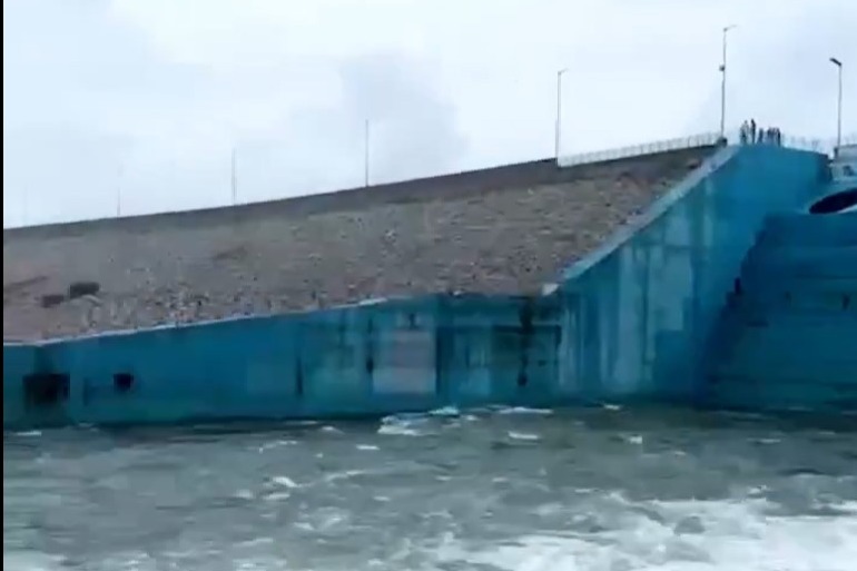 మల్లన్నసాగర్ ప్రధాన కాలువకు దుబ్బాక సమీపంలో గండి