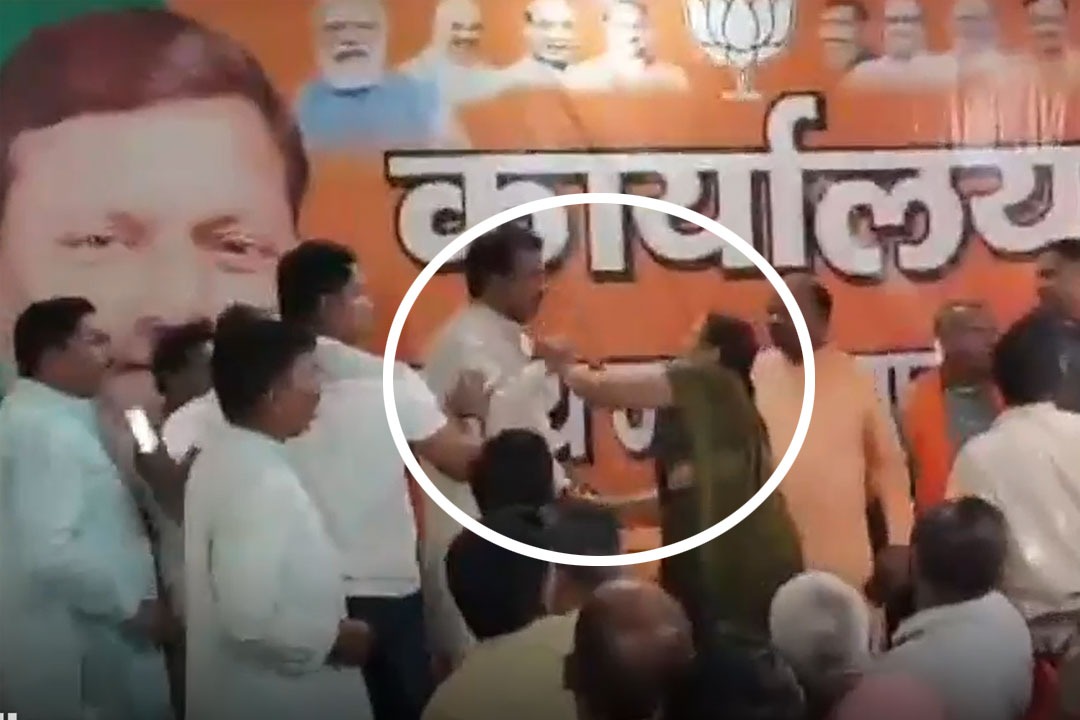 బీజేపీ సభలో హైడ్రామా.. నేతను చితకబాదిన మహిళ