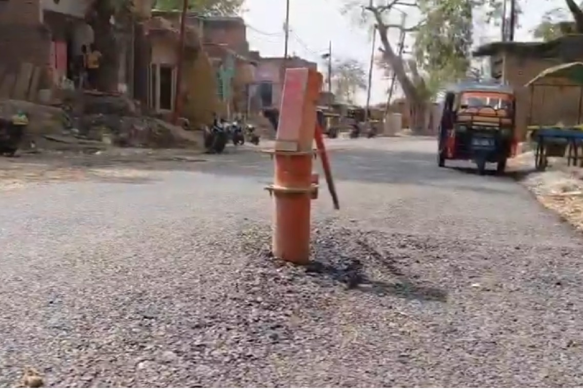 మరీ ఇంత నిర్లక్ష్యమా.. యూపీలో నడి రోడ్డులో చేతిపంపు.. వీడియో ఇదిగో!