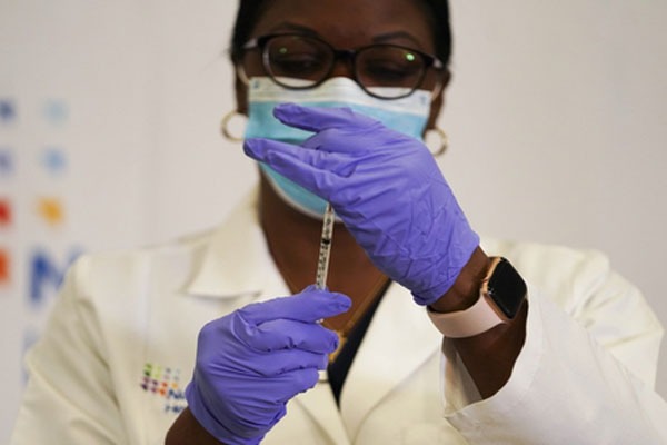 విదేశీ వైద్యులకు హెచ్-1బీ ఫీజు మినహాయింపు కోరుతూ అమెరికాలో కీలక బిల్లు