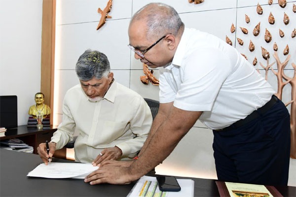 ఉగాది వేళ... పేదల ఫైల్‌పై సీఎం చంద్రబాబు తొలి సంతకం