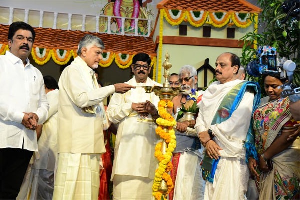 తెలుగు జాతి ప్రపంచంలోనే నంబర్ వన్‌గా నిలవాలి: ఉగాది వేడుకల్లో సీఎం చంద్రబాబు