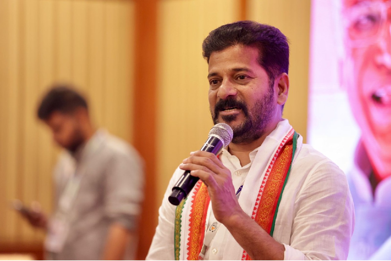 సభకు రాకుండానే కేసీఆర్ 1.06 కోట్ల జీతం తీసుకున్నారు: రేవంత్ రెడ్డి