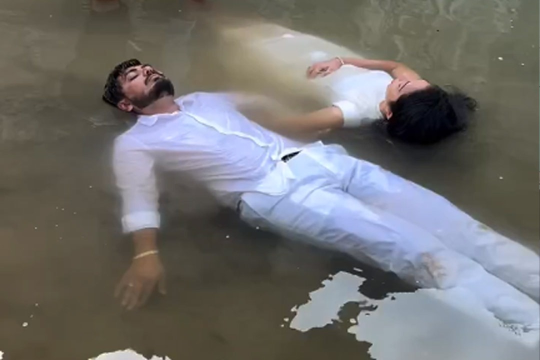 వెరైటీ కోసం వెర్రి తలలు: నీటిపై తేలుతూ ఆత్మహత్య చేసుకున్నట్టుగా ప్రీ వెడ్డింగ్ షూట్.. వీడియో ఇదిగో!