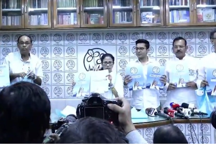 మరోసారి అధికారమే లక్ష్యంగా మమతా బెనర్జీ మేనిఫెస్టో.. ప్రజలను ఆకట్టుకునే దిశగా 10 హామీలు!