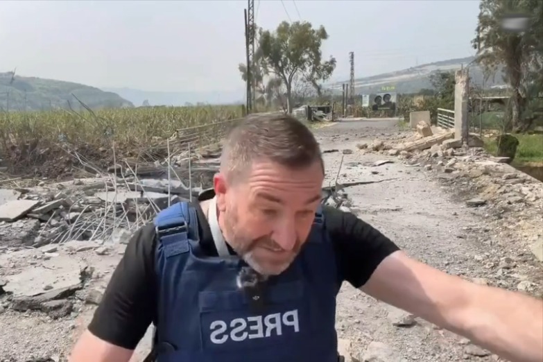 జస్ట్ మిస్ అంతే... లెబనాన్‌లో కవరేజీ ఇస్తుండగా జర్నలిస్టుల పక్కనే క్షిపణి దాడి!