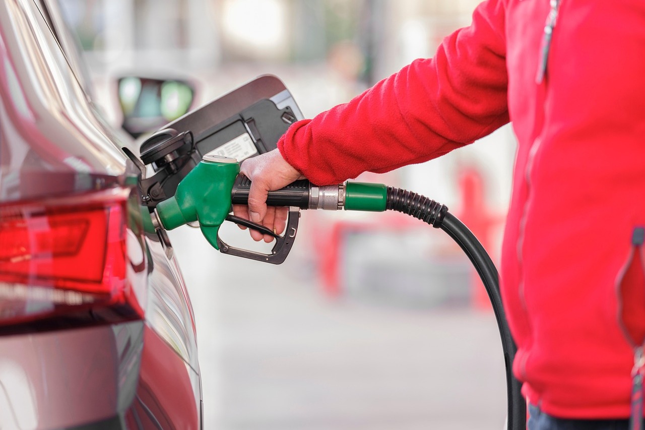 దేశంలో ప్రీమియం పెట్రోల్‌పై వాత... సామాన్యులకు తప్పిన భారం