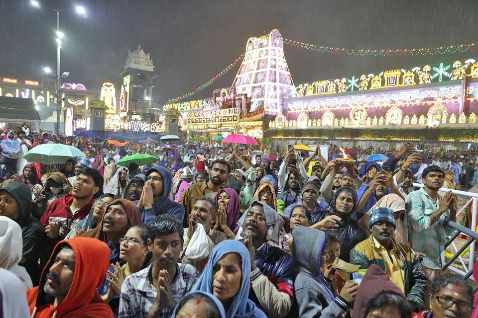 తిరుమలలో కొనసాగుతున్న భక్తుల రద్దీ... శిలాతోరణం వరకు క్యూలైన్లు
