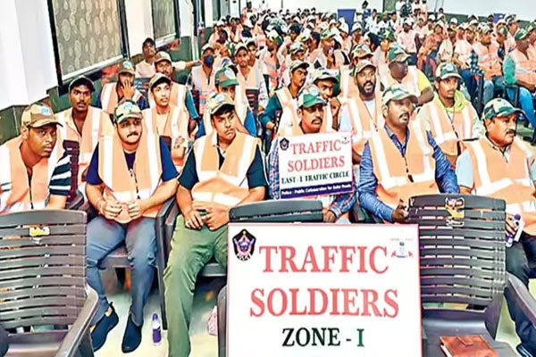 విశాఖలో 'ట్రాఫిక్ సోల్జర్స్'.. పోలీసులకు అండగా పౌర సైన్యం