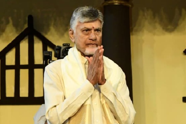 కుటుంబ సభ్యులతో కలిసి తిరుమల చేరుకున్న సీఎం చంద్రబాబు