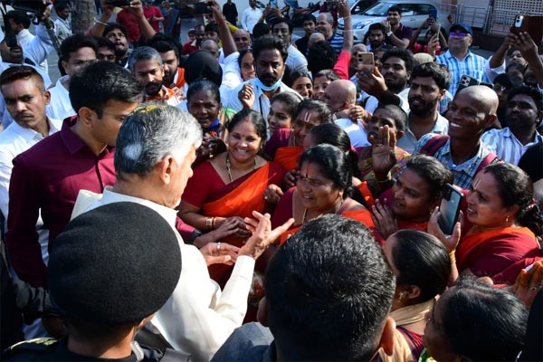 తిరుమల వీధుల్లో నడుస్తూ.. భక్తుల సమస్యలు అడిగి తెలుసుకున్న సీఎం చంద్రబాబు