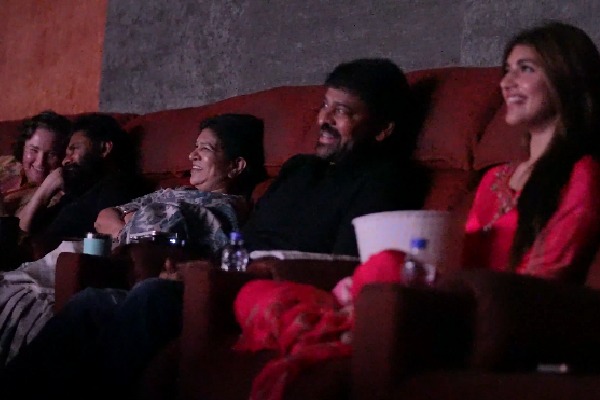 కుటుంబ సభ్యులతో 'ఉస్తాద్ భగత్ సింగ్' సినిమా చూసిన చిరంజీవి... వైరల్ వీడియో ఇదిగో!