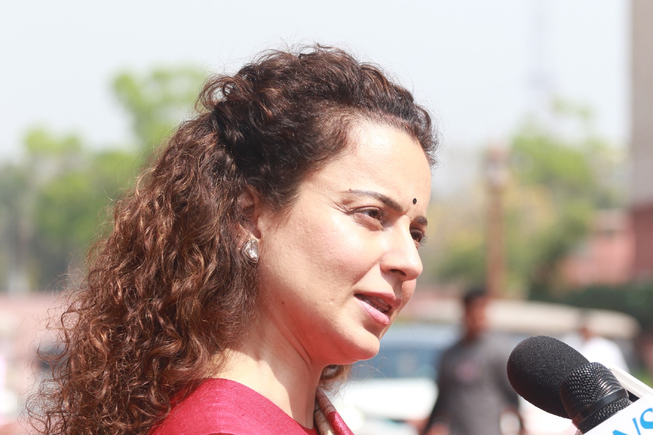 దర్శకులను సూపర్‌స్టార్లు తొక్కేస్తున్నారు: కంగనా రనౌత్ తీవ్ర వ్యాఖ్యలు