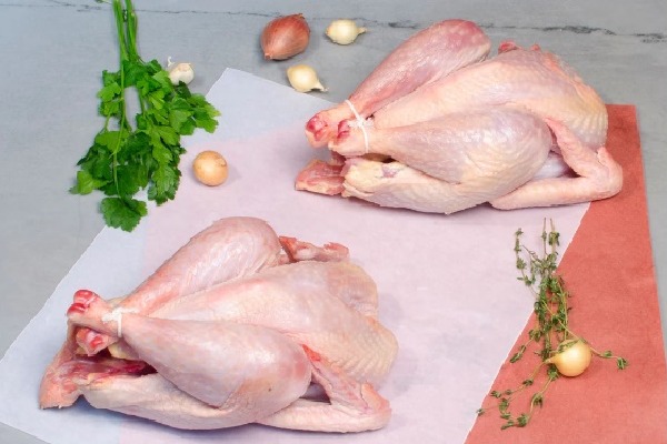 తెలుగు రాష్ట్రాల్లో కొండెక్కిన కోడి ధర.. మధ్య తరగతి గుండెల్లో రైళ్లు!