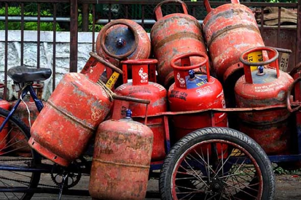 ఎల్పీజీ కేటాయింపు పెంచుతున్నాం... హోటళ్లకు ఇవ్వండి: రాష్ట్రాలకు కేంద్రం లేఖ