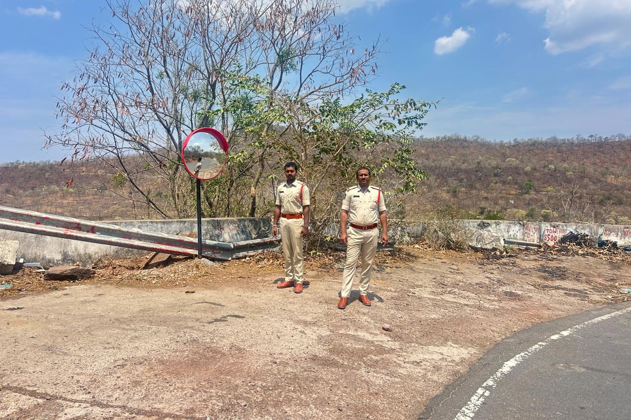 దోర్నాల ‘దెయ్యాల మలుపు’ వద్ద ఇన్‌వర్టెడ్ మిర్రర్ ఏర్పాటు చేసిన పోలీసులు