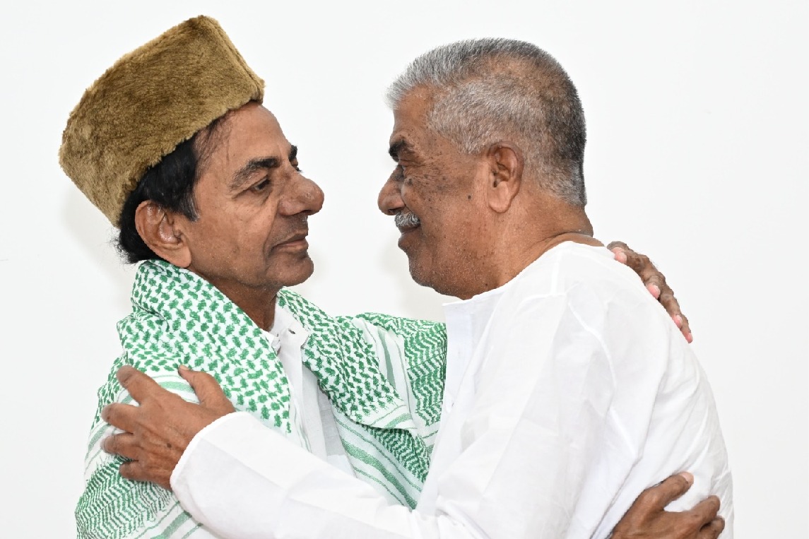 రంజాన్ వేళ చిన్ననాటి స్నేహితుడ్ని కలిసిన కేసీఆర్