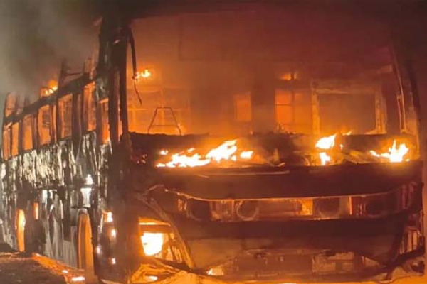 విజయనగరం జిల్లాలో ప్రైవేటు బస్సుకు అగ్నిప్రమాదం.. తప్పిన పెను ప్రమాదం