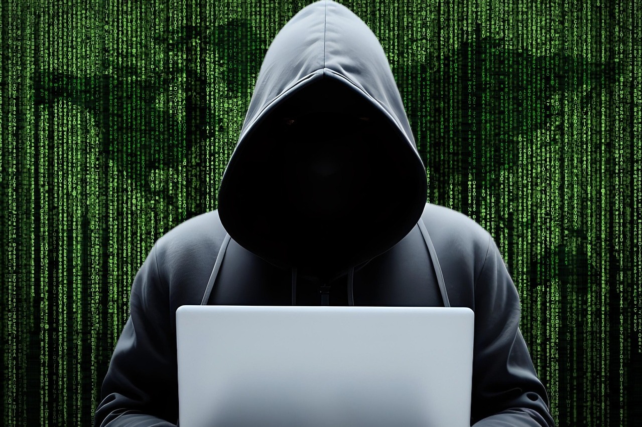 మాజీ డీజీపీ మనవరాలికి సైబర్ నేరగాళ్ల టోకరా... వాట్సాప్ మెసేజ్‌తో రూ.1.2 కోట్లు స్వాహా!