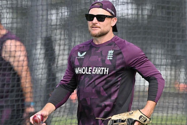 ఇంగ్లండ్ జట్టులో 'ల్యాడ్స్ క్లబ్' కల్చర్?.. వివాదంలో కోచ్ మెకల్లమ్!