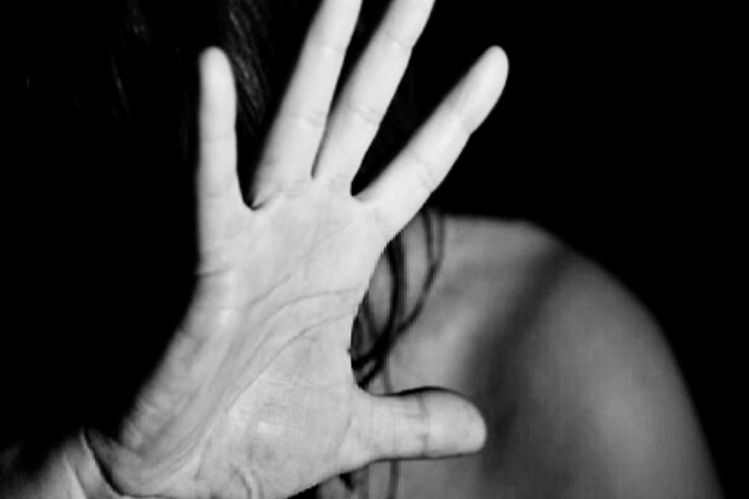 తల్లిపై అత్యాచారం.. తట్టుకోలేక కుమారుడి ఆత్మహత్య!